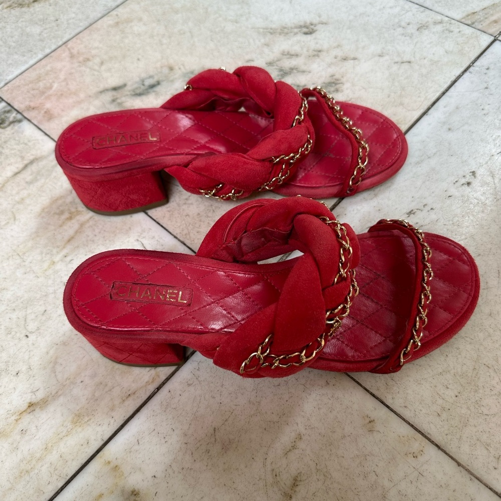 CHANEL Red Sandals with Gold Chain Accent - Picture 2 of 4
